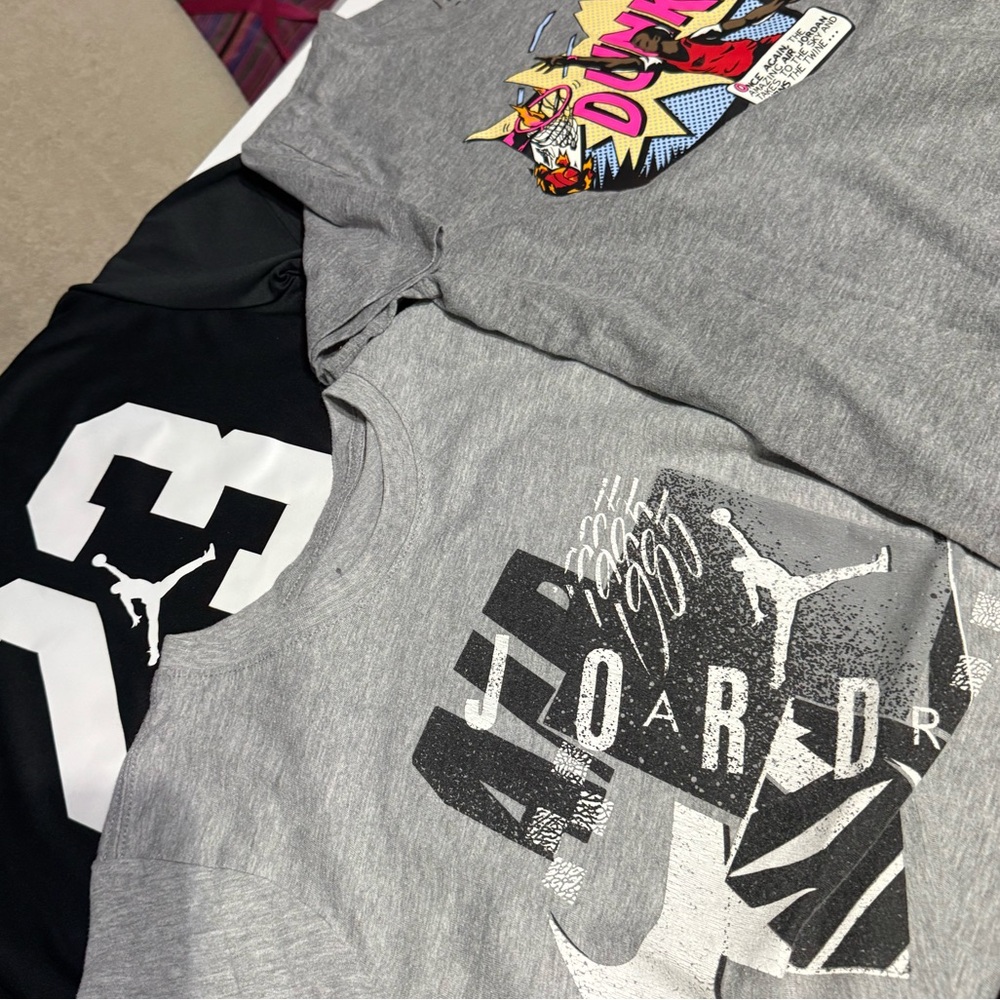 Jordan Kids' Gray Graphic Short Sleeve Tee size M